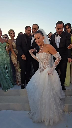 @Melhem zein adding extra touch of magic to last week's wedding in #Beirut ♥️ #lebaneseweddings #bride #fy #fyp #weddingseason #melhemzein #couplegoals #lebanesebride