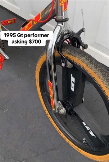 Chrome dreams don’t fade ✨ This is my 1995 GT Performer, finished in timeless chrome — straight out of the golden era when BMX was loud, fast, and unapologetic. Mid-90s perfection: clean lines, classic geometry, and that unmistakable GT style that ruled streets, ramps, and backyard setups everywhere. #GTPerformer #1995GT #ChromeBMX #MidSchoolBMX #BMXLife