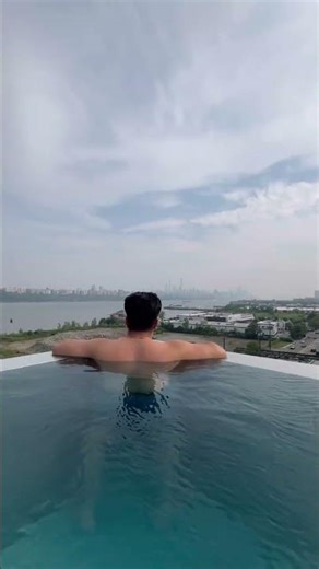 Infinity pool with a view over nyc