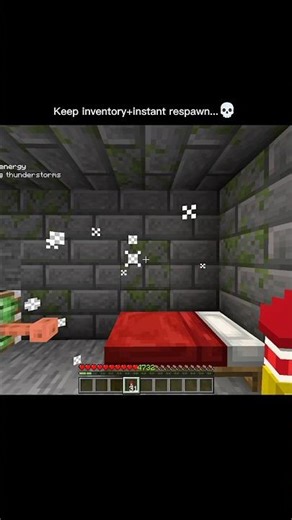 Keep inventory+instant respawn be like 💀#minecraft #ytshorts #shorts