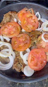 Me encanta la carne en bistec, fácil y rápida de hacer yo la acompañé con arroz de fideo y una ensalada de pepino, cuéntame con que la acompañarías? Ingredientes:Carne de res , esta vez usé tabla 1 libra 1/2 Tomate 1/2 Cebolla roja /morada1/2 Limón al gusto Sal al gustoMostaza al gusto 2 dientes de Ajo 2 cucharadas de aceite de oliva -preparación :Adobar la carne con sal, ajo, limón y mostaza - En un sartén ( el mío es de @home.elements.colombia )agregar aceite de oliva y cuando esté caliente so