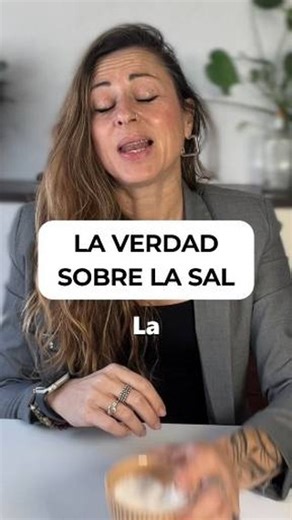 Susana Pacheco | Neuro-Reprogramación Alimentaria on Instagram: "Lo que compras en el súper como “sal de mesa” no es sal de verdad. Por ley, según el Codex Alimentarius STAN 150-1985, debe tener al menos 97% de cloruro de sodio (NaCl), puedes buscarlo tu misma en Google ¿El problema? Ese refinado elimina más de 80 minerales esenciales. Al final te venden un producto blanco y bonito, pero vacío: casi solo sodio. En cambio, una sal como la sal de Guérande (Francia) conserva una composición mucho m