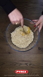 18K views · 36 reactions | È carica di verdure, cosparsa di formaggio e con una sottile base croccante fatta con cavolfiore. Sì, questa è una pizza SALUTARE. Proposito Pyrex® per l’anno nuovo: mangiare più spesso verdure al posto della solita carne.  Ecco il link della ricetta: https://www.pyrex.it/blogs/ricette/pizza-zero-carbo | Pyrex Italia | Facebook