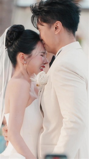 Mới đây mà nữa tháng trôi qua,ngày mà e hạnh phúc nhất,ngày mà tụi mình đã mong chờ từ rất lâu,được mặc chiếc váy trong mơ đi trên lễ đường xung quanh là những lời chúc phúc từ những người thân thương và khóc trong hạnh phúc vì lời bài hát đặc viết riêng từ câu chuyện tình yêu của tụi mình.Cám ơn cuộc đời đã chúc phúc.Cám ơn mình chọn nhau là người cuối cùng.Từ nay trên thế giới, có hai người yêu thương nhau.Được gọi nhau hai tiếng là vợ chồng ❤️