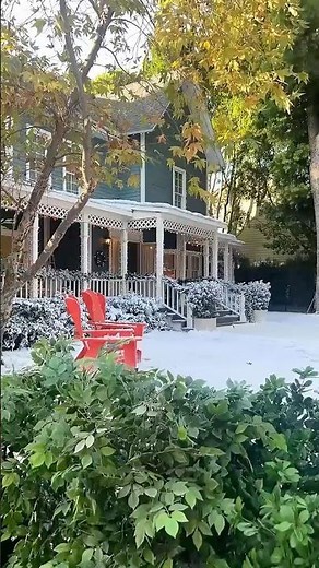 Lorelai Gilmore’s house feels like home. #gilmoregirls #starshollow #wbstudiotour