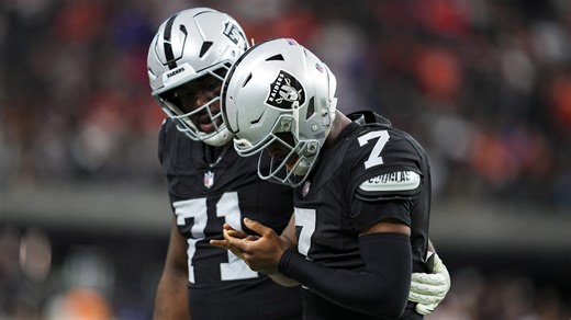 Geno Smith to locker room, Kenny Pickett at QB for Raiders to start the fourth quarter