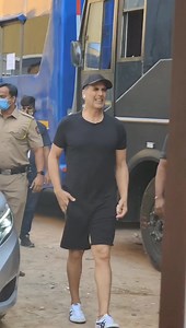 2.9M views · 118K reactions | #AkshayKumar sir gets a warm welcome upon his return to #RamSetu set in Mumbai post the success of #Sooryavanshi! #HukumKaIkkaBoss #Khiladi #NushratBharucha #JacquelineFernandez #AilaReAilla #celebrity #celebration #RohitShetty #AkshayKumarfans #exclusive | Khiladi Bhaiyya - Akshay Kumar | Facebook