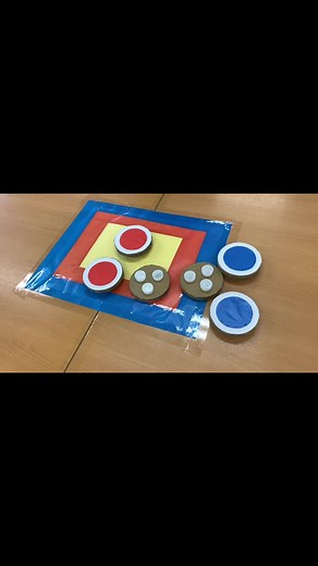 高齢者のための楽しいテーブルカーリング作り方と遊び方