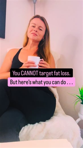 TRUTH: You CANNOT target fat loss. But here’s what you can do 👇🏻 1. Build your major muscle groups first 💪🏻 These are the muscles that burn fat faster for you — your legs, glutes, back, and chest…not the small muscles like arms or abs. 2. Once your overall body fat comes down and you start leaning out, THEN you focus on the muscles you want to POP because you’re leaner. Shoulders, arms, abs — they only show when the fat layer over them is lower. 🔥🔥🔥This is exactly why, inside my programs,