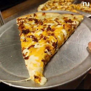 524K views · 1.4K reactions | This gourmet pizza features nearly 3 pounds of mashed potatoes — and each slice is like a full meal. Would you try a bite?  | NJ.com | Facebook