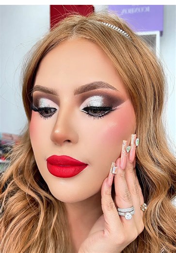 ✨Tutorial De Maquillaje para año nuevo ✨ Palette @Cristalcosmetics Labial @yuyacst Delineador Sensual y corrector @Beauty Creations Cosmetics Hoola Bronzer @Benefit Cosmetics #benefitclubpink #Maquillaje #tutorials #tutorialmakeup #makeuptutorial