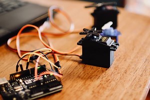 ArduinoでServoのスピードを簡単に設定できるライブラリーVarSpeedServoの簡単導入！ - KOKENSHAの技術ブログ