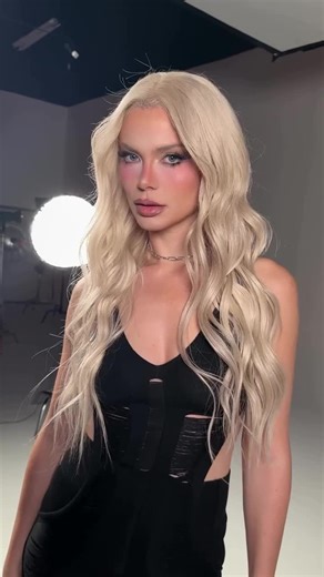 Niko ne ume k'o ja da unisti sve sto takne i da od debakla uvek napravi spektakl niko ne ume k'o ja da ti poljulja karakter dovede do pakla, a u paklu si vec, brate 😘 Milica Pavlovic new look #milicapavlovic #senoritamilica #hairstylist #makeup #glamour