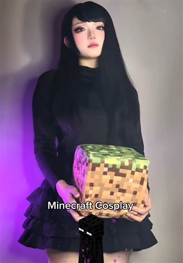 Enderman Cosplay: Minecraft Style Showcase