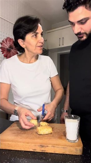 Annem mutfak tüyolarıyla tanışıyor…My mom discovers viral kitchen hacks.