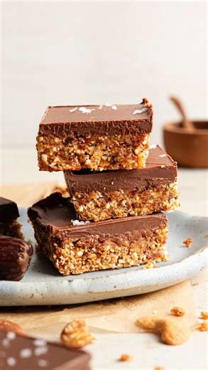 CHOCOLATE NUT & DATE BARS 🍫 The best nourishing sweet snack or dessert! I love these when I want something sweet with a little staying power. And these are not only delicious, but also full of protein, fiber, and healthy fats to keep you feeling full. Plus, they’re so easy to make. All you need is chocolate, nuts, and dates! For the FULL RECIPE, comment “recipe” below and I’ll send it right to you! Or head here: www.sammibrondo.com/chocolate-nut-date-bars/ | Sammi Brondo Nutrition
