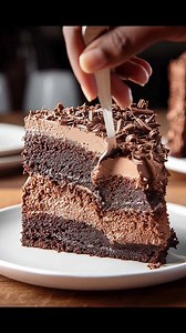 This chocolate mousse cake is like a sweet hug from my childhood, rich and creamy, just the way my mom always made it for special occasions. One slice is never enough—you’ll find yourself going back for a second, or maybe even a third. Recipe’s waiting for you in the comment 👇 | Recipes & Cooking Guide