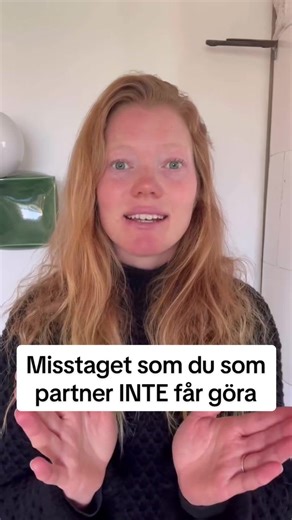 MISSTAGET DU INTE FÅR GÖRA 🚨 Det är oxytocinet som får födandet att gå framåt. Och oxytocin flödar när kvinnan är i sitt trygghetssystem – när hon känner sig hållen, sedd, älskad och lugn. Du som partner är ofta den största källan till trygghet i födelserummet. Din närhet, din röst, dina händer och din lugna energi hjälper hennes kropp att våga slappna av och arbeta med värkarna, i stället för emot dem. Många partners tar instinktivt ett steg tillbaka när barnmorskan kommer in, som om ‘proffsen