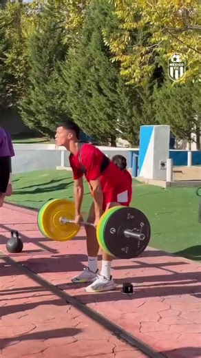 Enfocados, unidos y trabajando en cada sesión de entrenamiento 💪⚽️ Nos preparamos con todo para el siguiente reto ante CDF Tres Cantos este domingo. #MéxicoFC #HagamosHistoria #ConLaFuerzaDeTodos