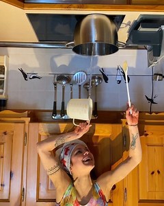 Milli chef 👩‍🍳. . . . #cooking #millimadness #cookingathome #cookingupsidedown #changeyourmindset #millipower #kitchenhacks #kitchen #cookingwithlove #cookingvideo #upsidedown #circus #mecooking #dinner #dinnertime #dinnerideas #dinnerisready #yummy #yummyfood . . . 🎥 @millis_mom_ #❤️ | Stefanie Millinger Milli-Artist