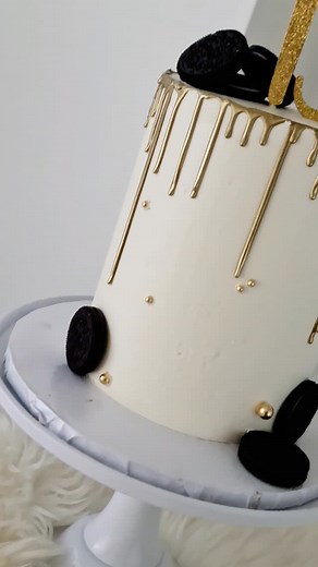 A sweet and simple oreos themed cake. Love the gold drips😍 #15thbirthdaycake #oreoscake #oreosthemedcake #cakesforburthdays #customcakeskitchener #thecakeeyzonecakes #golddrips #themedcakes | The Cakery Zone