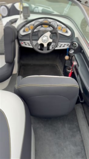 🔥 MasterCraft X7 – 2007 ⏱ 500 motogodzin 💸 150 000 PLN – umowa kupna-sprzedaży Sprzedam perfekcyjnie utrzymaną łódź MasterCraft X7 – w pełni przygotowaną do sezonu. Stan IGŁA, idealna do wake’a, narciarstwa wodnego i codziennego pływania. ✨ Najważniejsze informacje: • Nowe vinyle Collfell • Nowe gumy na platformie • Nowy antyfuling • Profesjonalne nagłośnienie JL Audio • Świeżo wykonana polerka gelcoatu • Generalny przegląd w MasterCraft Polska • W zestawie zarejestrowana laweta Łódź bez wkład