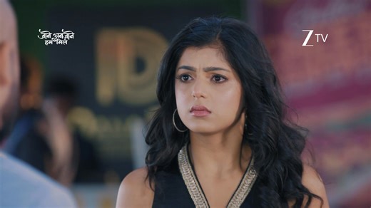 Reet aur baaki ladkiyon ko bachaane ke liye aa chuka hai Raghav, kya woh unhein gundon ki qaid se aazaad kar paayega? Dekhiye #JaaneAnjaaneHumMile har roz, raat 8 baje, sirf #ZeeTV par. #Raghav #Reet #Smita #JAHMEpisodic #AapkaApnaZeeTV | ZEE TV