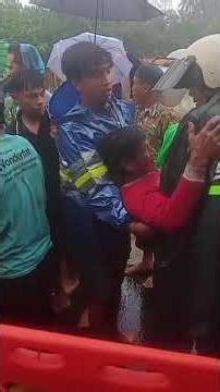 Tersambar petir, 6 orang di Utara puskesmas sumbang 2 #tersambarpetir #petir #sawah #puskesmas