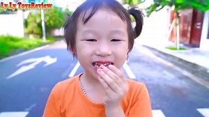 Presents 5 Little Monkeys, a popular children’s rhyme about five naughty monkeys who jump on the bed and get into trouble, for your kid to watch and sing along! | Ly LY ToysReview