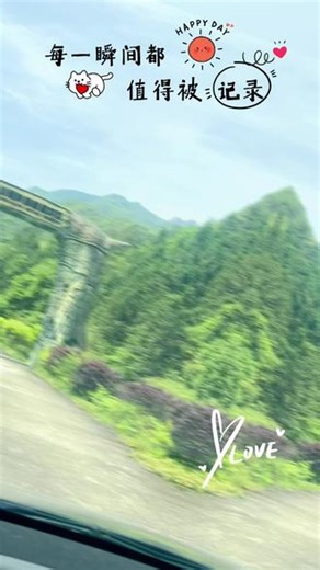 春假第一天，挑战金衢第一峰，一家三口冲衢州大龙岗，硬生生磨了6小时，一路上两次撞见大蛇，大人都毛骨悚然，小家伙却梗着脖子说“不怕”；四次他蹬在地上说“走不动了”，但稍加鼓励他又能继续坚持，最后站在山顶往下看，风把云吹得飞快，他突然蹦起来喊“我做到啦”！原来孩子的坚持，比我们想象中更倔强。今天山顶只有我们仨，这一路的害怕、耍赖、咬牙往前，都成了最珍贵的纪念。#春假 #登山#金衢第一峰 #衢州大龙