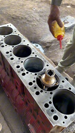 6 cylinder engine bore polish #fblifestyle #polishing #enginerepair #sleeve #honning #repair #workshop #hinotrucks | Skills man