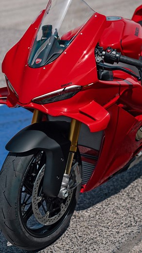 【New Panigale V4 S】最先端のエアロダイナミクスによりライダーの負担を最小限に 新しいフェアリングは、空力負荷を増やすことなく空気抵抗を減らし、ラジエーターへのエアフローを増加させます。 新型パニガーレV4 Sでは開発に18か月以上の歳月を要したエアロダイナミクスにより、同じ空力負荷を維持しながら、転がり抵抗が4％減少し、ラジエーターへのエアフローも増加しました。 フェアリング前端をフロント・ホイールに対して後方に移動させることで、横風や高速コーナーでの切り返し時に、バイクの俊敏性が高まります。空力を意識したフェンダー形状と、ラジエーターへとエアを導入するインテークの形状を見直したことにより、冷却システムの効率が向上しています。 これらの革新的な技術が、まさに風と一体になったかのような爽快感を生み出します。 詳細につきましてはDUCATI公式Webサイトをご覧ください。 #ducati #ドゥカティ #PanigaleV4S #パニガーレV4S 【#マイドゥカティスタイル】をつけて愛車を投稿しよう | Ducati