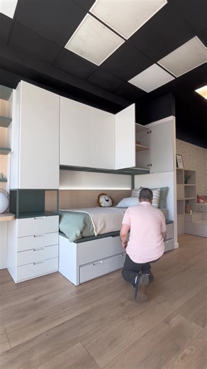 ¿No sabes cómo organizarte la habitación? ¡No necesitas otra habitación! Necesitas optimizar el espacio. Y en Elmenut podemos construir tu habitación a medida. ¿Quieres una cama nido con cajones debajo? ¡La tienes! ¿Quieres añadir otra cajonera y varios módulos de cajones, algunos de ellos encima de la cama, en formato puente? ¡Podemos hacerlo! Pásate por tu tienda Elmenut más cercana y descubre todo lo que puede ofrecerte la fabricación a medida. ¡Pide cita previa en el enlace de nuestra bio! #