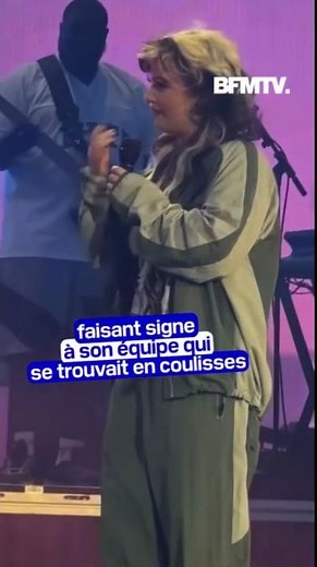 La chanteuse Lola Young fait un malaise et s'effondre en plein concert à New York