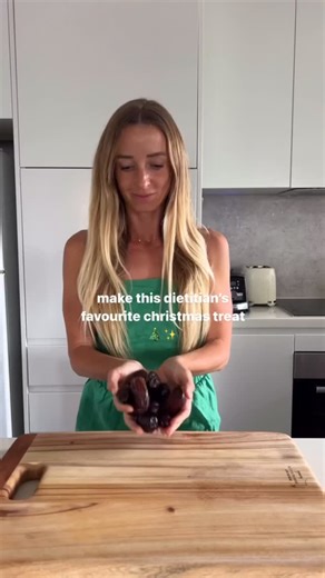 Last minute Christmas treat idea 💡 Quick & easy Christmas Mascarpone Stuffed Dates 🎄✨ Follow @nourish_naturally for more easy healthy recipes These delicious little Mascarpone Stuffed Dates are the perfect little treat to make this Christmas Eve🎄 To make, simply slice Medjool dates lengthways and remove seed, fill with a mascarpone cheese and top with crushed walnuts and pistachios. Then sprinkle with crushed freeze dried strawberries and drizzle each with a little honey. Enjoy! #christmas #c