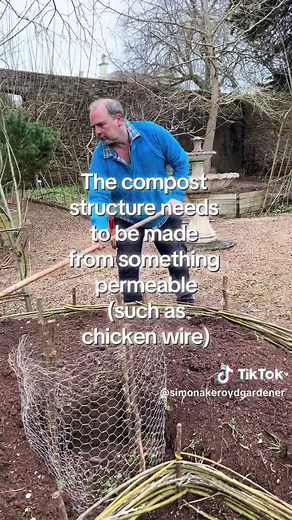 I love keyhole raised beds. Having your compost heap in the middle of the raised bed is such a great idea. The material used to make the compost structure needs to be permeable (I used a scrap bit of chicken wire) so that the decomposing compost material can gradually leach out into the soil. This reduces the need to fertilise and water your plants as it’s constantly fed with organic nutrients from the compost. The worms will also move in and out of the central compost, helping to relocate the o