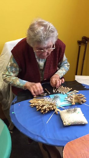 Making bobbin lace at the Lace Centre in Bruges. #machinepix #engineer #engineering #howitsmade #manufacturing #knitting #embroidery #sewing #lace