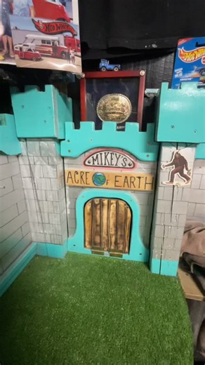 Mikey’s Acre of Earth episode 17 is available NOW at the Paper to Pavement YouTube channel. On this episode I got to do a list of things I will be thinking about the rest of my life. I got to giveaway a new @nc_carpet_binding sewing machine to an outstanding student from the Trim and Upholstery department at @wyotech_edu. Me and @speedandkulture got to take a cross country trip to the @hotwheelsofficial headquarters to show off that fresh @aceofshadespaint on the wildest idea I could dream up fo