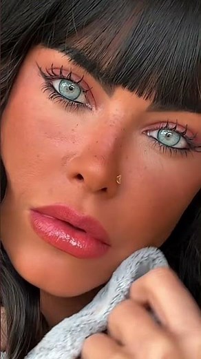 Stella Versini: The Model With Rare Heterochromatic Eyes