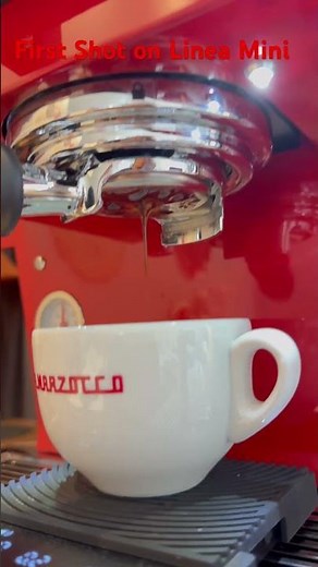 Brewing on La Marzocco Linea Mini R #lamarzocco #homebarista #espresso