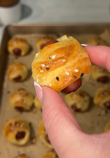 these pigs in a blanket are the perfect little snackie for your cookout this weekend 🌭😎 Ingredients: 1 can @Pillsbury crescent roll dough beef lil smokie sausages 1 egg (beaten, egg wash) everything bagel seasoning @Kinder's Flavors sweet heat BBQ sauce (for dipping) Instructions: Slice each crescent roll triangle into thirds, then wrap each strip around a beef sausage. Arrange on a parchment-lined baking sheet, brush each one with egg wash, and sprinkle with everything bagel seasoning. Bake a