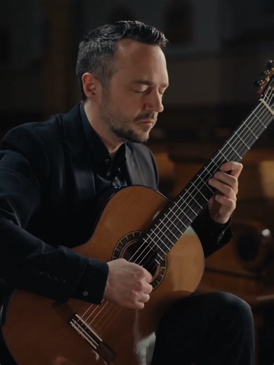 The Capriccio Diabolico, Op. 85 by Mario Castelnuovo-Tedesco, composed in 1935 for Andrés Segovia, is a cornerstone of twentieth-century guitar literature for its technical ambition and symbolic depth. Subtitled “Homage to Niccolò Paganini,” it is not a celebratory tribute but a true confrontation with the Romantic myth of the “diabolical” virtuoso, a figure considered almost superhuman for his technique, expressiveness, and dark aura. Castelnuovo-Tedesco transfers this image to the guitar—an in