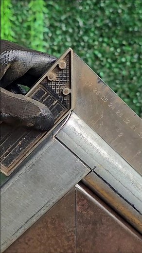 The secret 90 degree connection between the round pipe and the square tube