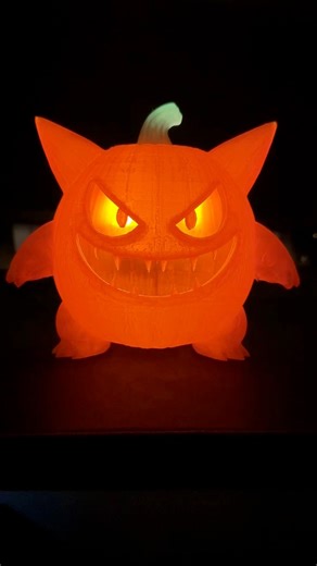 Je le trouve badass cet Ectoplasma (Gengar en anglais) version citrouille d’Halloween! J’ai utilisé un filament Translucent de chez Bambu Lab @bambulab et comme son nom l’indique, il laisse passer la lumière, ce qui fait que même en pleine journée, il est toujours badass ! Imprimé en 3D sur ma Bambu H2D #halloween #pokemon #gengar #pumpkin #impression3d #3dprinting | 3Demoniak