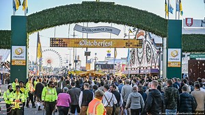 Munich Oktoberfest reopens after bomb threat