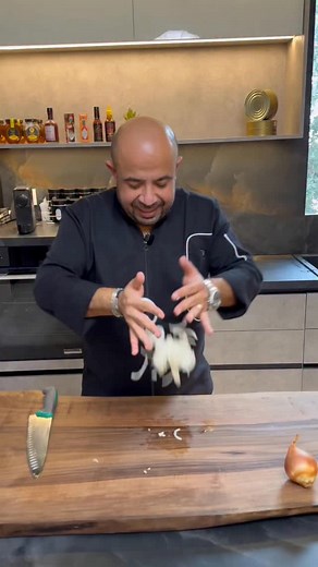 Tears in the kitchen? 🧅 Chef Mario explains why onions makes us cry and shres a quick tip to stop the waterworks. | Carneo