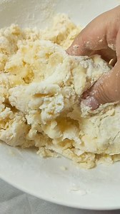 🍪 COOKIES DE ROCKLETS Hermoso domingo para disfrutar con los peques que siguen de vacaciones🎉 Si quieren una idea súper fácil para preparar algo rico para la merienda les dejo está BOMBITA SUPER RICA que está lista en 10 min 🤩👏 Para darle un toque creativo a tus preparaciones chusmea los productos de Cotillon Sergio Once ✍️ INGREDIENTES 150 gr de azúcar 100 gr de manteca 1 huevo Esencia de vainilla c/n 1 cucharita de polvo de hornear 200 gr harina 0000 Rocklets c/n #galletas #chocolate #past