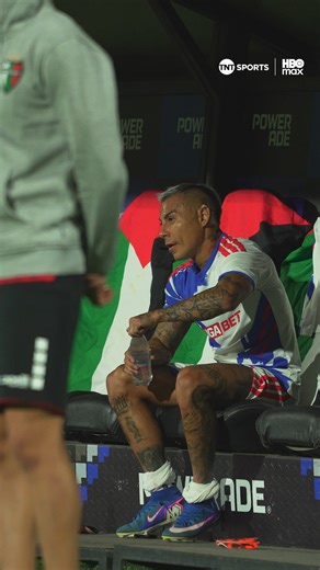 TNT Sports Chile on Instagram: "😬⚽🔵🔴 Quería seguir... Edu Vargas salió en el complemento del duelo de #LaU ante Palestino. Tras llegar a la banca, el atacante se mostró frustrado por dejar su puesto en el campo de juego en el #MatchdayViernes. #LigaDePrimeraMercadoLibre Disfruta lo mejor del fútbol chileno. Suscríbete a #TNTSportsenHBOMax 📲💻 Link en la BIO 📍"
