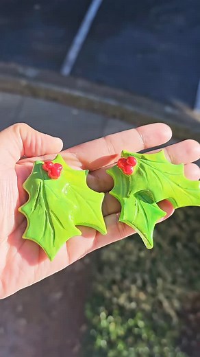 Crafting tiny holly leaves because Christmas vibes are officially ON ❤️ #ChristmasCrafts #HolidayCrafts #ChristmasDIY #FestiveSeason #HandmadeChristmas #AirDryClay #ClayArt #ClayCrafts #ClayArtist #DIYClayProjects #InstaClay #InstaArt #InstaCraft | Artisancrafts Kukku | Facebook