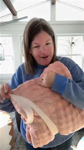 Soft fuzzy throw blanket is the perfect gift idea #FuzzyBlanket